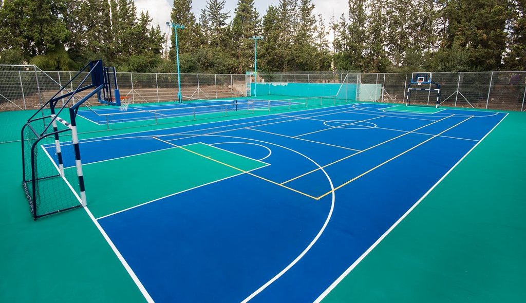 מגרש טניס וכדורסל